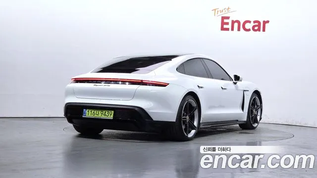 Porsche Taycan — Фото автомобиля 2