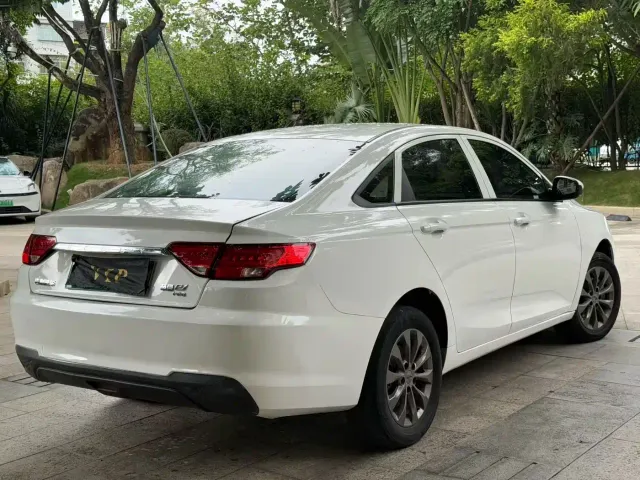 Geely Emgrand — Фото автомобиля 9