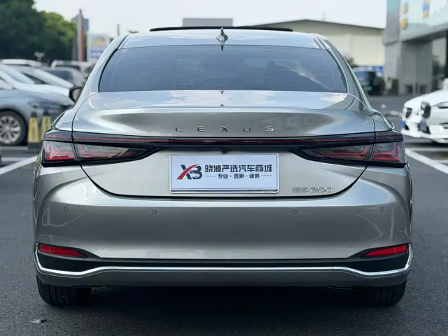 Lexus ES — Фото автомобиля 2