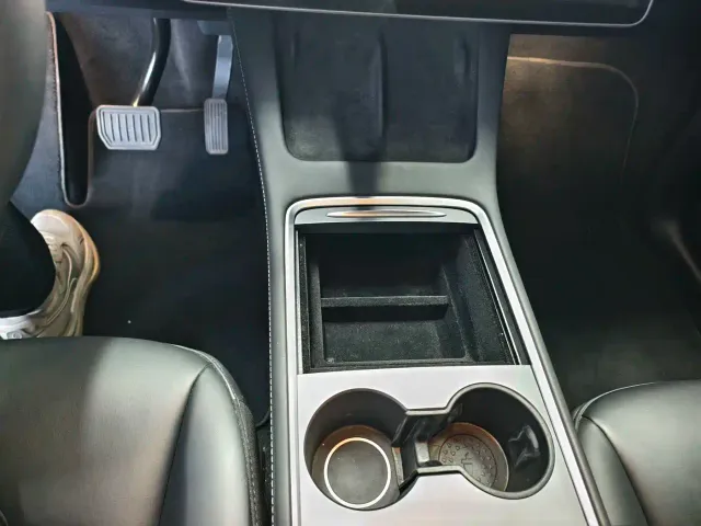 Tesla Model Y — Фото автомобиля 5