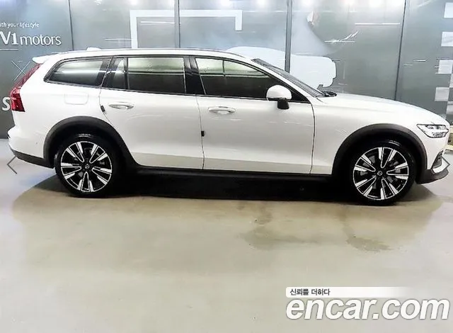 Вольво V60 V60 Cross Country 2 поколение B5 Ultimate AWD — Фото автомобиля 3