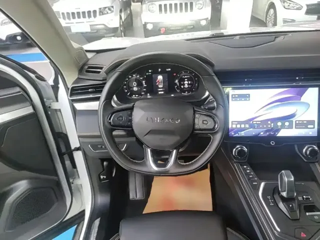 Lynk & Co 01 — Фото автомобиля 10