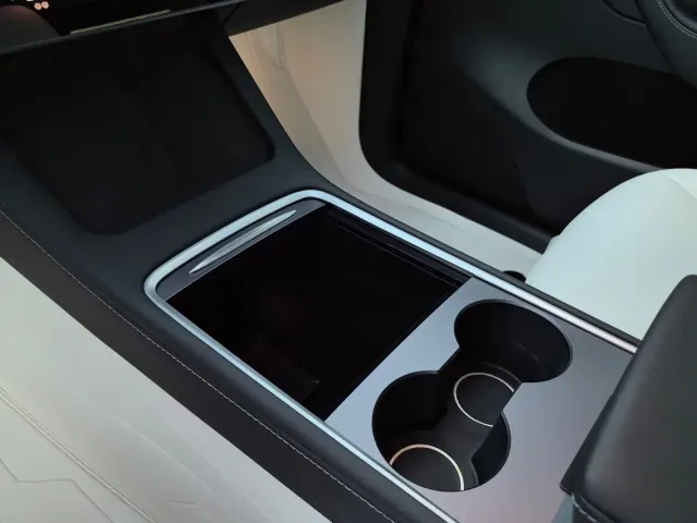 Tesla Model Y — Фото автомобиля 23