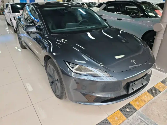 Tesla Model 3 — Фото автомобиля 21