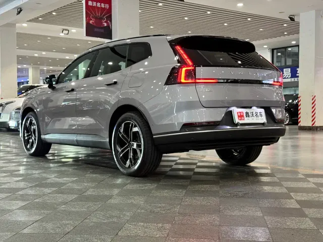 Volvo XC70 Plug-in Hybrid — Фото автомобиля 4