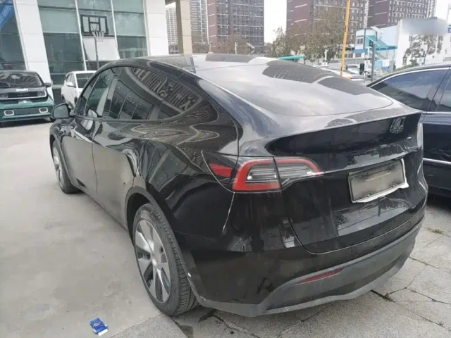 Tesla Model Y — Фото автомобиля 4