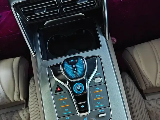 BYD Tang — Фото автомобиля 16