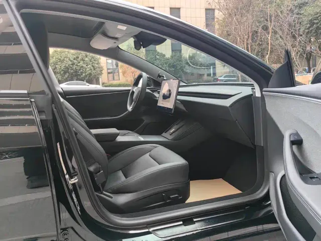 Tesla Model 3 — Фото автомобиля 18