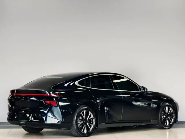 Xpeng P7 — Фото автомобиля 2