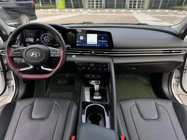 Hyundai Elantra 2022 1.5L CVT LUX Premium Edition — Фото автомобиля 5