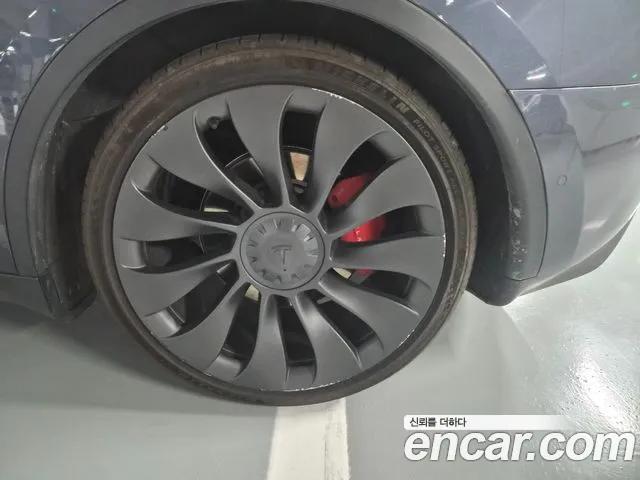 Tesla Model Y — Фото автомобиля 11