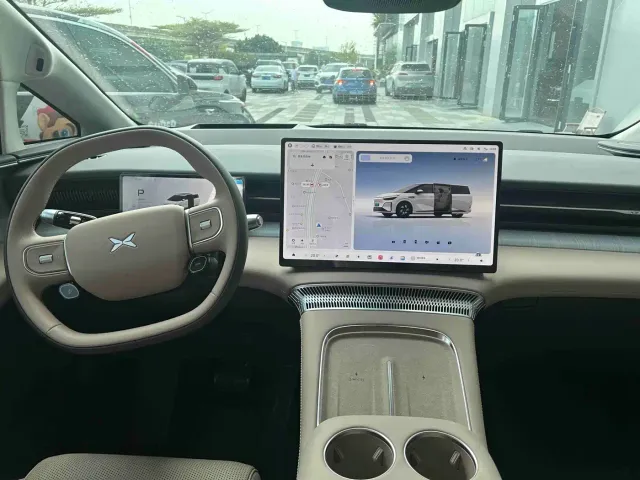 Xpeng X9 — Фото автомобиля 7