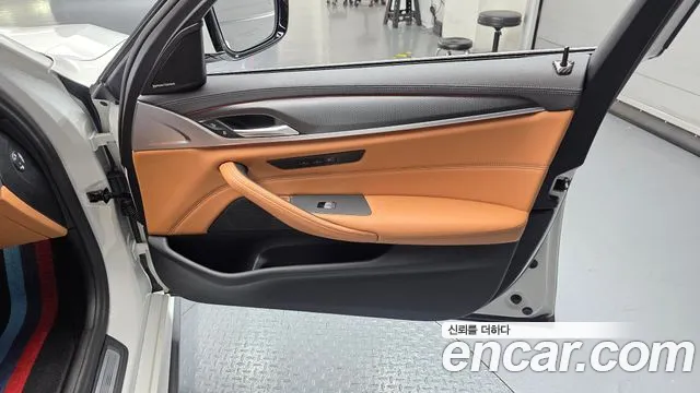 BMW 5 Series G30 — Фото автомобиля 14