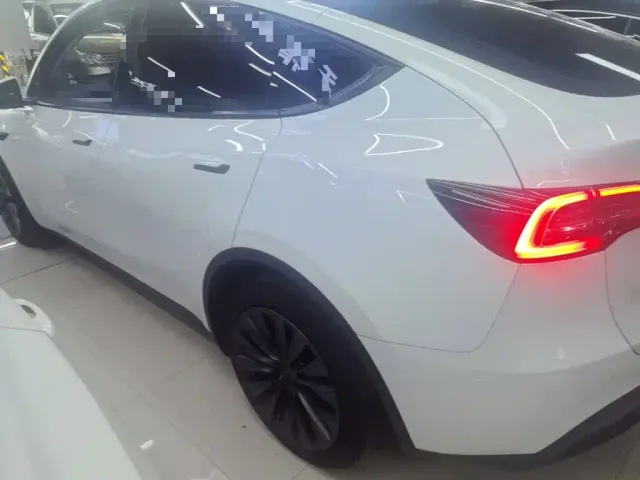 Tesla Model Y 2024 Rear-Wheel Drive Version — Фото автомобиля 4