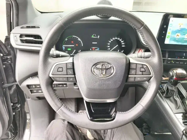 Toyota Sienna — Фото автомобиля 2