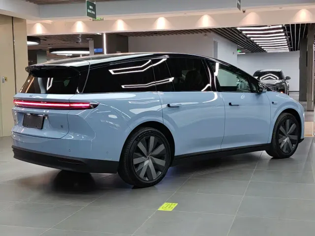 Li Auto i8 — Фото автомобиля 7