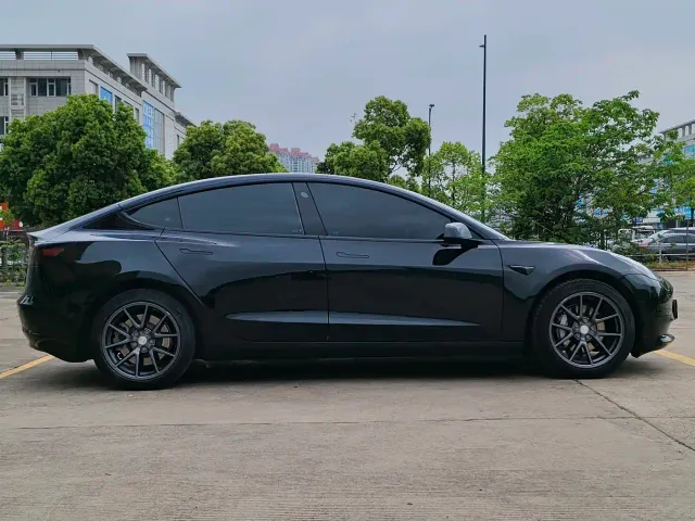 Tesla Model 3 — Фото автомобиля 8