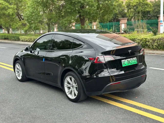 Tesla Model Y — Фото автомобиля 9