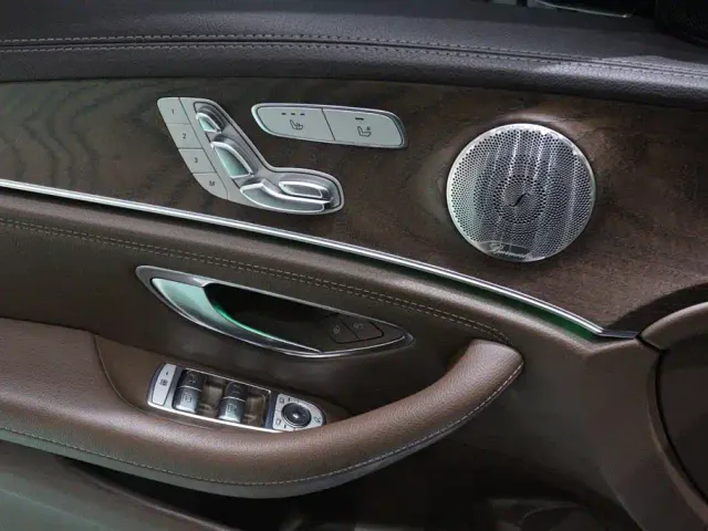 Mercedes-Benz E-Class — Фото автомобиля 20
