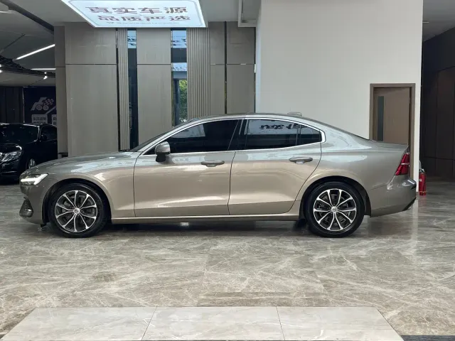 Volvo S60 — Фото автомобиля 4