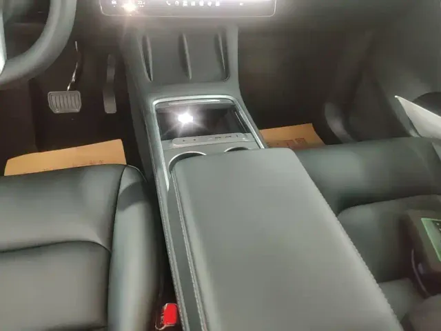 Tesla Model Y — Фото автомобиля 13
