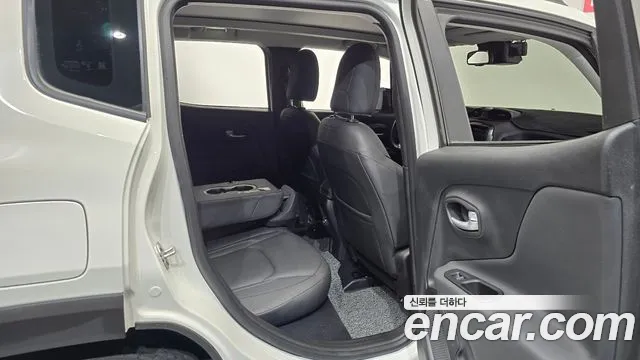 Jeep Renegade — Фото автомобиля 11