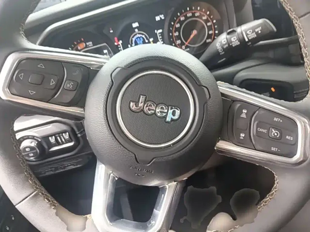 Jeep Wrangler — Фото автомобиля 10