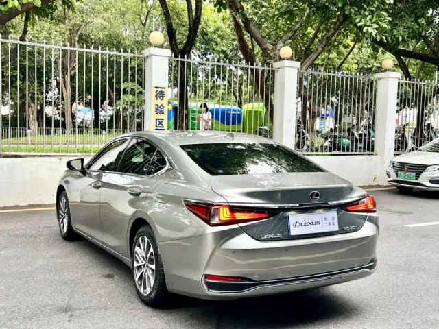 Lexus ES — Фото автомобиля 9