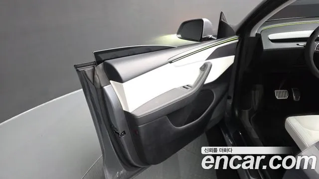 Tesla Model Y — Фото автомобиля 23