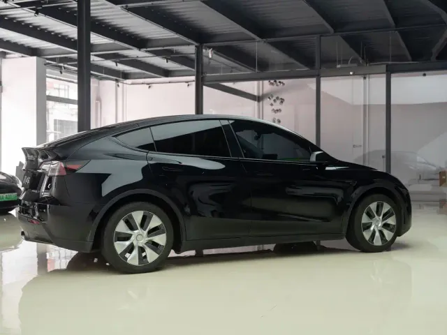 Tesla Model Y — Фото автомобиля 8