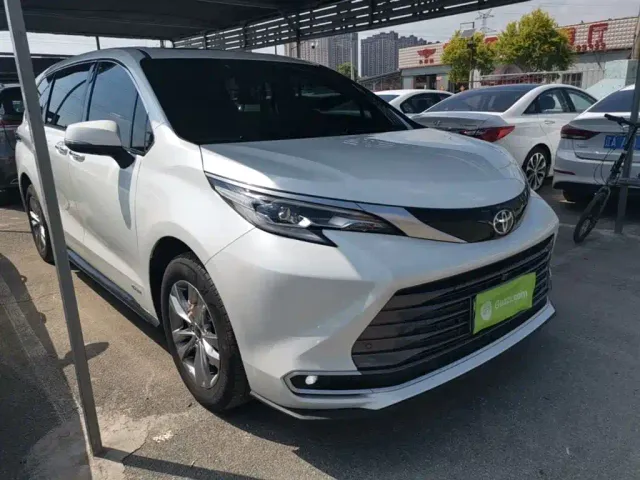 Toyota Sienna — Фото автомобиля 3