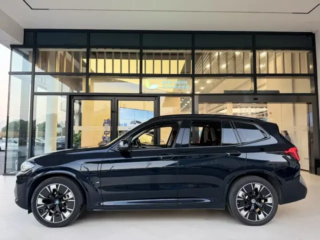 BMW iX3 — Фото автомобиля 2