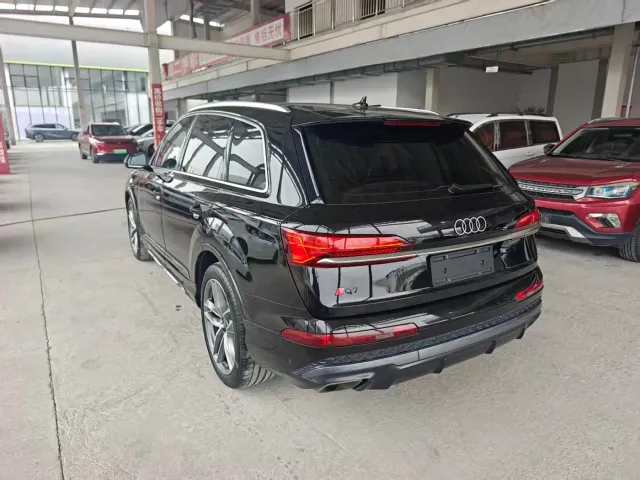 Audi Q7 — Фото автомобиля 4