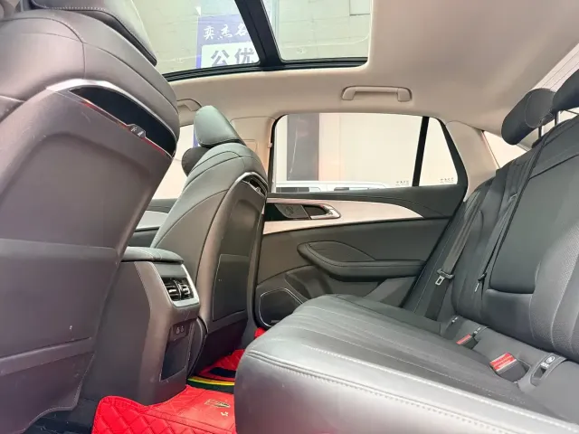 Hongqi H5 — Фото автомобиля 6