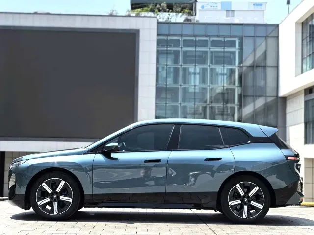 BMW iX — Фото автомобиля 8