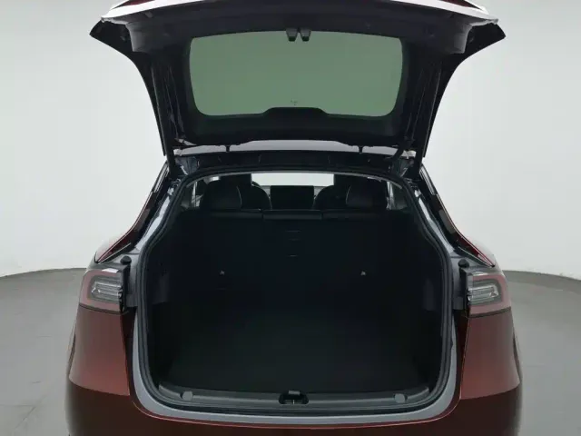 Tesla Model Y — Фото автомобиля 16