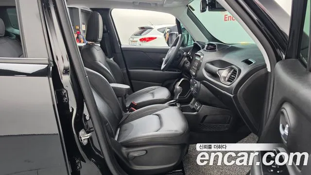 Jeep Renegade — Фото автомобиля 16