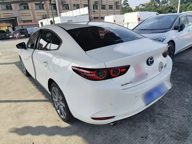 Mazda Axela — Фото автомобиля 4