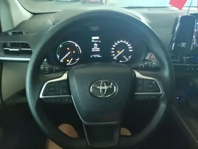 Toyota Sienna — Фото автомобиля 10