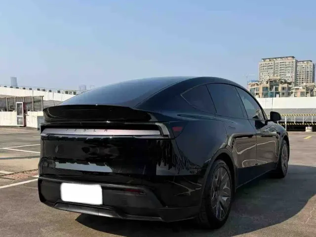 Tesla Model Y L — Фото автомобиля 5