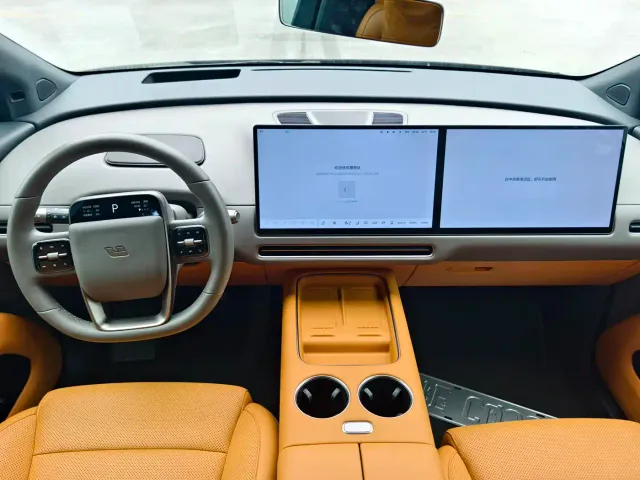 Li Auto i8 — Фото автомобиля 3