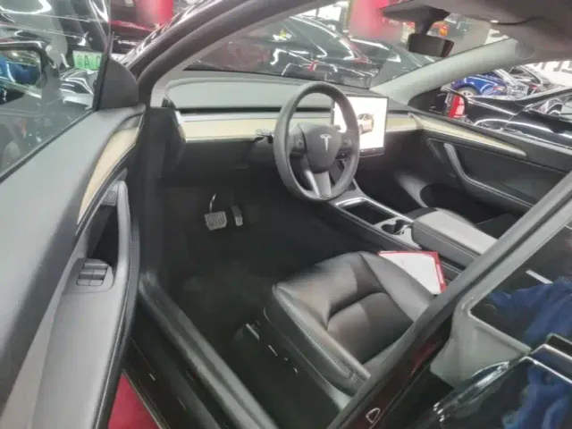 Tesla Model Y — Фото автомобиля 15