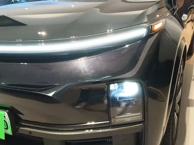 Li Auto L9 — Фото автомобиля 23