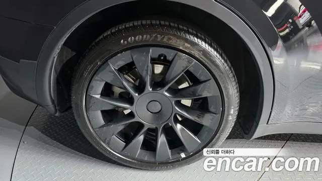 Tesla Model Y — Фото автомобиля 5