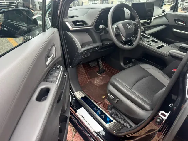 Toyota Sienna — Фото автомобиля 4