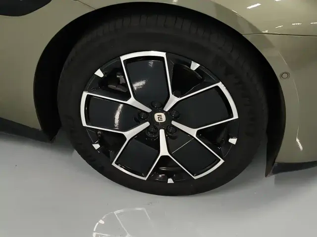 Xiaomi SU7 — Фото автомобиля 13