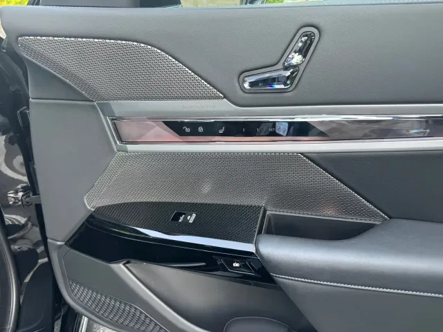 BMW i7 — Фото автомобиля 7