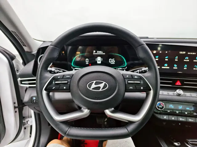Hyundai Elantra — Фото автомобиля 14