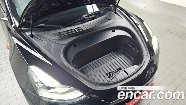 Tesla Model 3 — Фото автомобиля 9