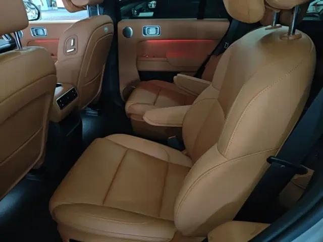 Li Auto L8 — Фото автомобиля 16